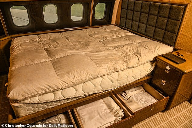 The plush interiors even boast a queen-size bed with drawers full of fresh linen and clean towels, which appear to be untouched since the plane last landed in 2016 Οι βελούδινοι εσωτερικοί χώροι διαθέτουν ακόμη και ένα queen-size κρεβάτι με συρτάρια γεμάτα φρέσκα σεντόνια και καθαρές πετσέτες, τα οποία φαίνεται να είναι ανέγγιχτα από την τελευταία προσγείωση του αεροπλάνου το 2016