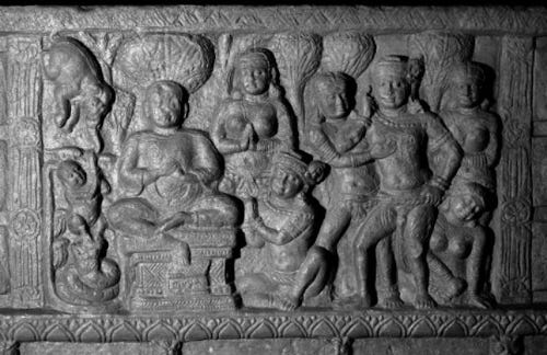 Reliefszene: Mönch predigt Geschichte vom Brunnen