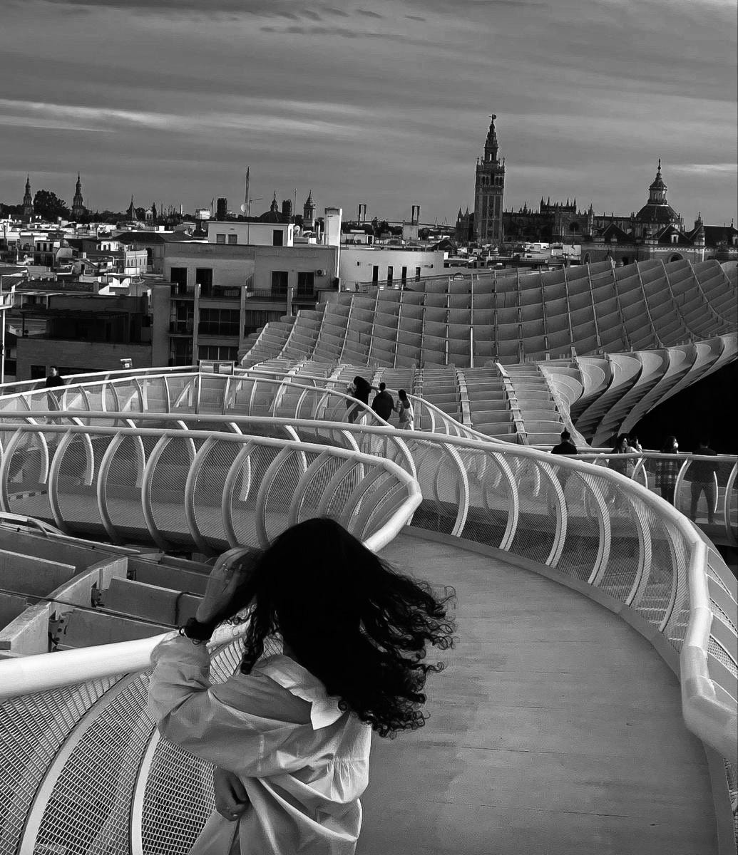 Chica en el mirador de las Setas de Sevilla con vistas a la ciudad Chica en el mirador de las Setas de Sevilla con vistas a la ciudad
