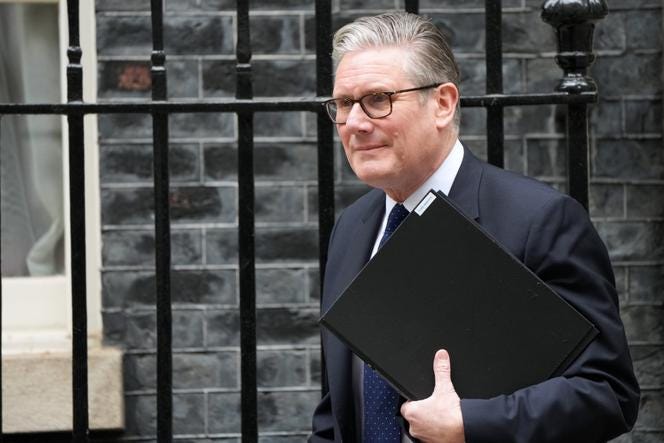 Le premier ministre britannique, Keir Starmer, quitte le 10 Downing Street, à Londres, le 20 avril 2026.
