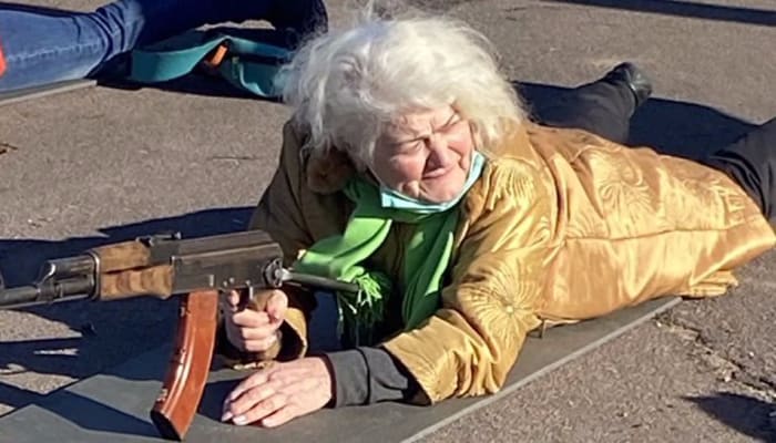 Ukraine Grandma AK-47 Viral Photo: why is this ak 47 toting ukrainean  grandma being trained by neo nazis Russia-Ukraine Crisis: ರಷ್ಯಾ ದಾಳಿಯ ಭೀತಿ,  ಉಕ್ರೇನ್ ನಲ್ಲಿ AK-47 ಹಿಡಿದ 79 ಇಳಿವಯಸ್ಸಿನ ಅಜ್ಜಿ| World News