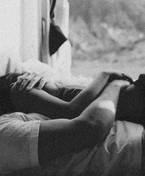 pareja abrazándose en la cama pareja abrazándose en la cama