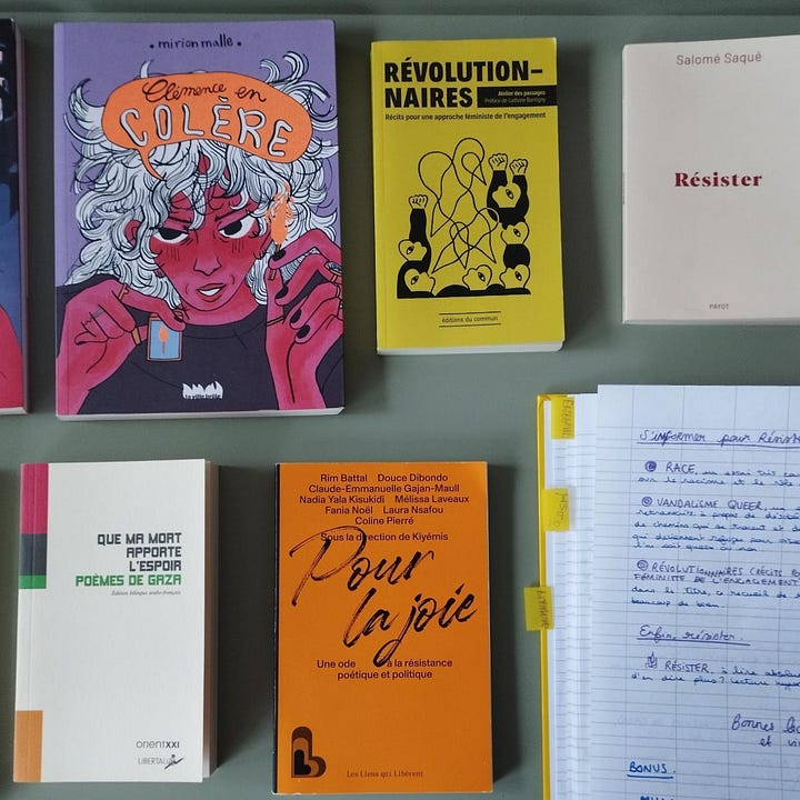 Photos des couvertures des livres, posés sur une table.