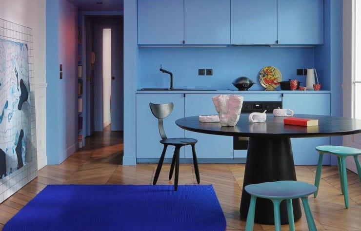 Selon la « unexpected red theory » un livre rouge suffit, comme ici dans cet appartement imaginé par Zyva Studio, à transformer un intérieur.