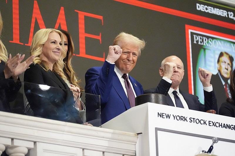 Tổng thống đắc cử Donald Trump mở cửa Sàn giao dịch chứng khoán New York vào ngày 12/12 sau khi được tạp chí Time vinh danh là "nhân vật của năm" - Ảnh: Getty Images Tổng thống đắc cử Donald Trump mở cửa Sàn giao dịch chứng khoán New York vào ngày 12/12 sau khi được tạp chí Time vinh danh là "nhân vật của năm" - Ảnh: Getty Images