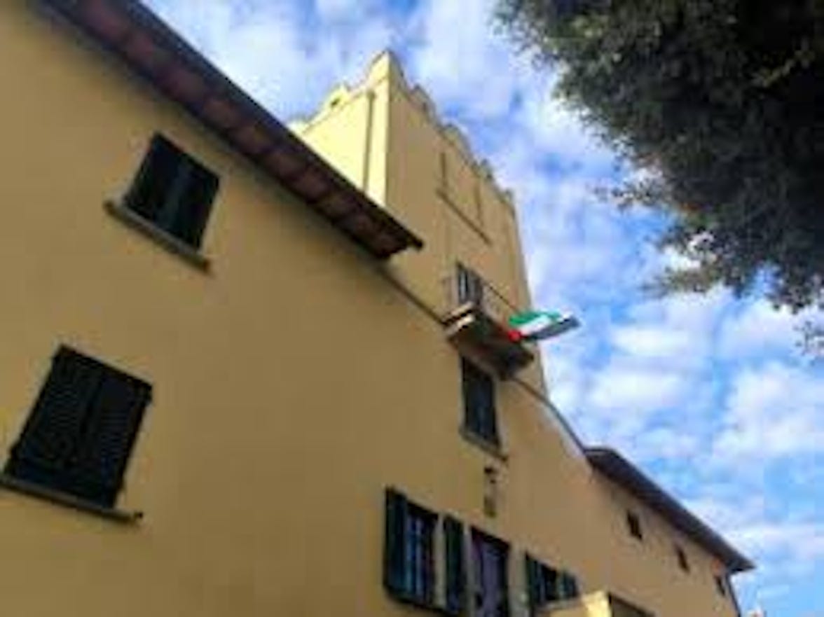 Façade de Villa Morris avec drapeau palestinien au balcon
