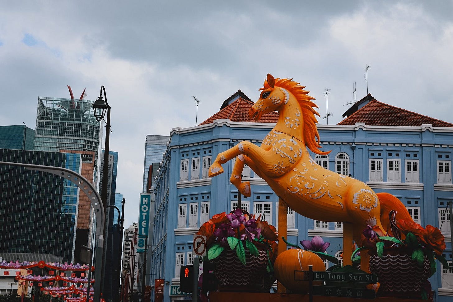 Golden horse installation and lantern light-up in Singapore’s Chinatown during Chinese New Year 2026, reflecting multicultural performances and public celebration. Golden horse installation and lantern light-up in Singapore’s Chinatown during Chinese New Year 2026, reflecting multicultural performances and public celebration.