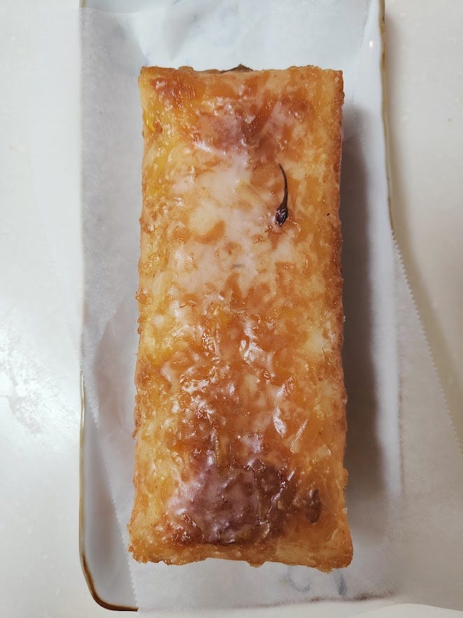写真左：パウンドケーキ型で焼いたレモンケーキの写真。写真右：丸い小さめの型で焼いたレモンケーキの写真。すべて、表面に糖衣でコーティングがされていてつやつやしている。