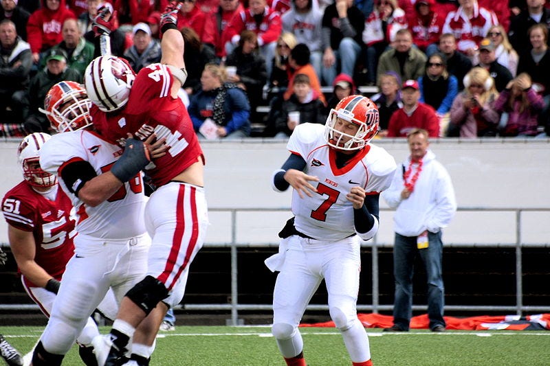 File:Wisconsin Badgers Chris Borland blocks pass.jpg