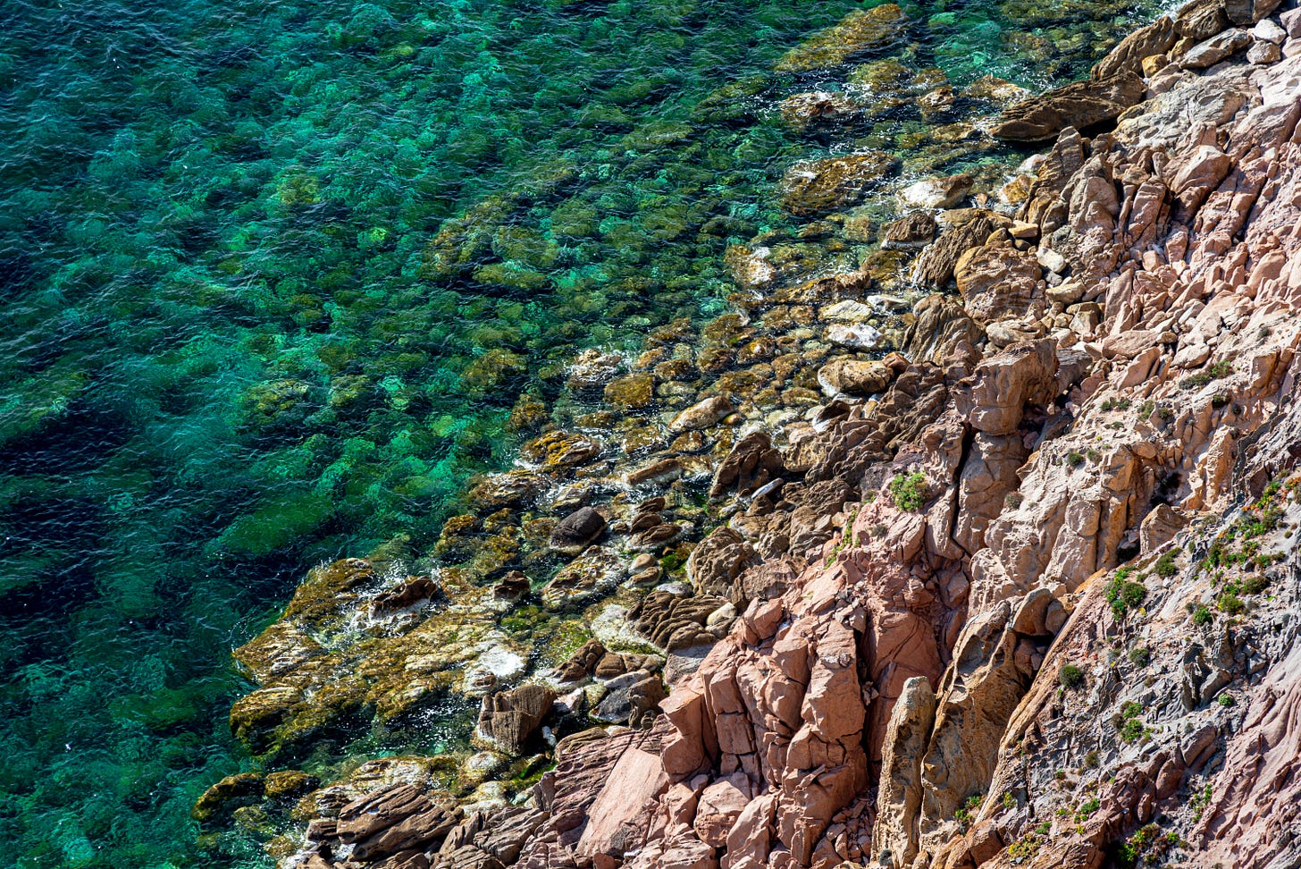 rocce chiare scoscese che digradano nel mare verde smeraldo rocce chiare scoscese che digradano nel mare verde smeraldo