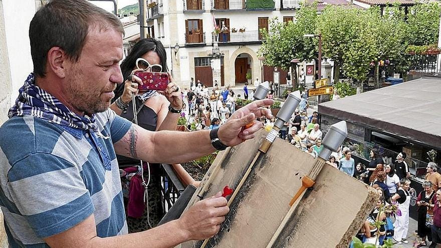 Imanol Azpiroz, el sábado cuando preparaba los cohetes para el txupinazo. | FOTO: N.M. Imanol Azpiroz, el sábado cuando preparaba los cohetes para el txupinazo. | FOTO: N.M.