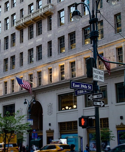 May be an image of ‎text that says '‎HYITEAA ጠ ه ..1B1種 DIRII East 39th East39thSt St Fifth n PASSENGER CARS ONLY 0 سام‎'‎