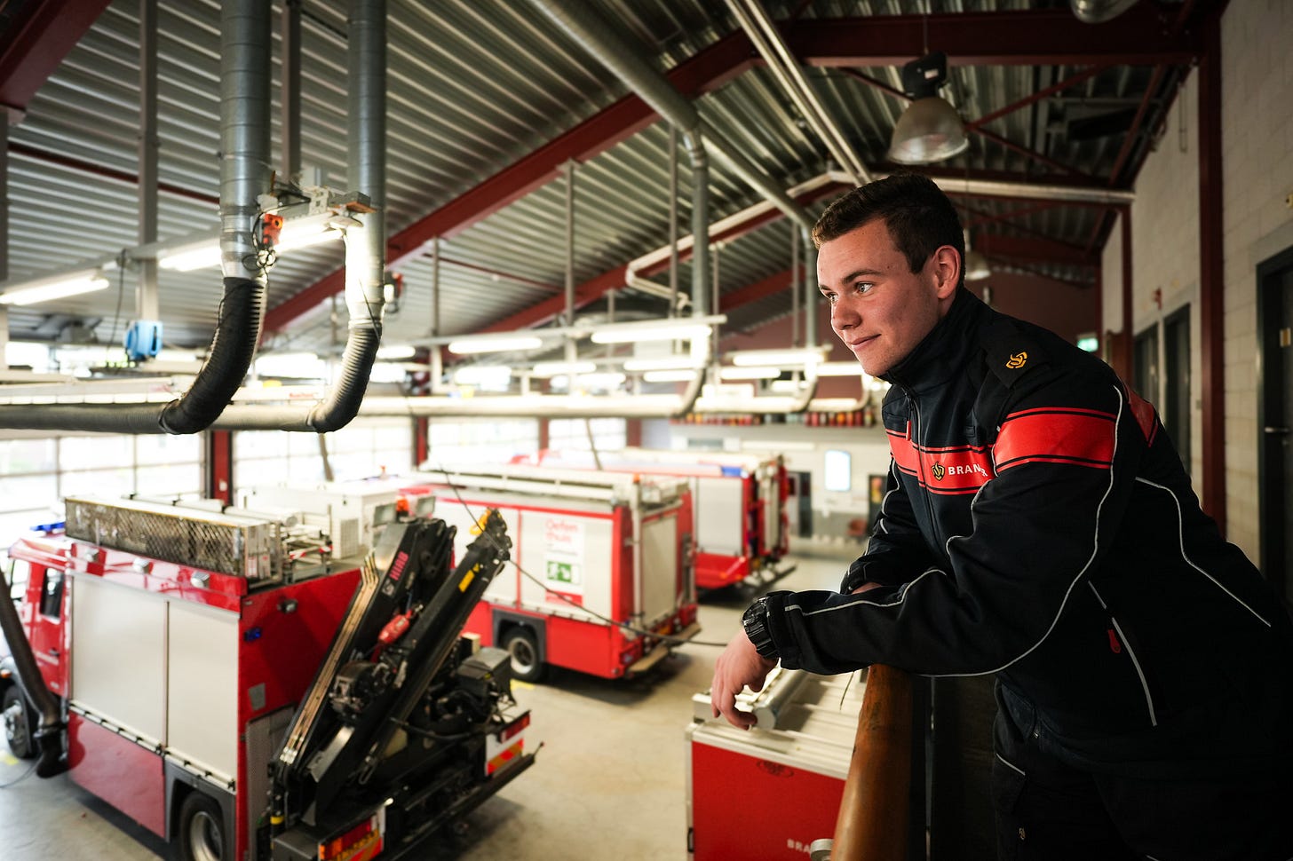 Tijs van Steeg kijkt over brandweerkazerne in Nijkerk - Foto: Joshua Noteboom