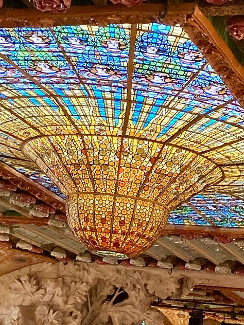 Barcelona travel pics: architecture, pictures, statues, stained glass art