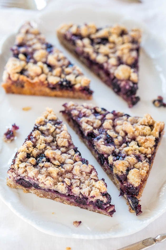 Blueberry Oatmeal Crumble Bars - Fast, easy, no-mixer bars great for breakfast, snacks, or a healthy dessert! BIG crumbles and juicy berries are irresistible!! Blueberry Oatmeal Crumble Bars - Fast, easy, no-mixer bars great for breakfast, snacks, or a healthy dessert! BIG crumbles and juicy berries are irresistible!!