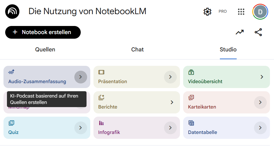 Screenshot des NotebookLM-Studio-Bereichs mit neun Format-Kacheln in drei Spalten: Audio-Zusammenfassung, Präsentation, Videoübersicht, Mindmap, Berichte, Karteikarten, Quiz, Infografik und Datentabelle. Jede Kachel hat ein Symbol und rechts einen kleinen Pfeil-Button. Über der Audio-Kachel ist ein Tooltip „KI-Podcast basierend auf Ihren Quellen erstellen“ eingeblendet. Screenshot des NotebookLM-Studio-Bereichs mit neun Format-Kacheln in drei Spalten: Audio-Zusammenfassung, Präsentation, Videoübersicht, Mindmap, Berichte, Karteikarten, Quiz, Infografik und Datentabelle. Jede Kachel hat ein Symbol und rechts einen kleinen Pfeil-Button. Über der Audio-Kachel ist ein Tooltip „KI-Podcast basierend auf Ihren Quellen erstellen“ eingeblendet.