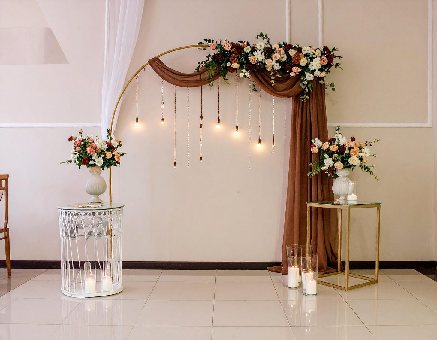 A flower arrangement in a room

AI-generated content may be incorrect.