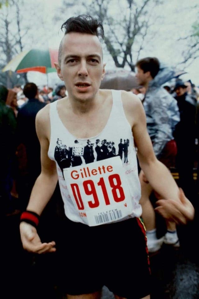 r/OldSchoolCool - 17 April, 1983, Joe Strummer ran the London Marathon in a time of 4 hours 13 minutes.