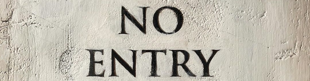 a sign that says no entry on a wall