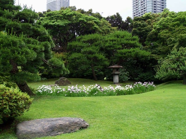 Hama-Rikyu Garden Lantern with Iris Hama-Rikyu Garden Lantern with Iris