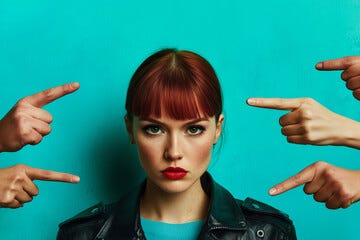 Vrouw in profiel terwijl meerdere handen met uitgestoken wijsvingers naar haar wijzen. Vrouw in profiel terwijl meerdere handen met uitgestoken wijsvingers naar haar wijzen.