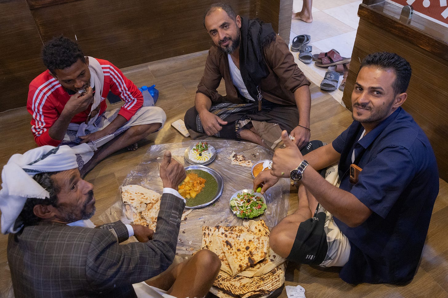 レストランで昼食を摂るイエメン人たち＝2026年1月、イエメン、ムカッラー
