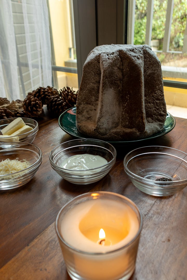 Ingredientes de la crema para el pandoro en una mesa de madera con decoración navideña