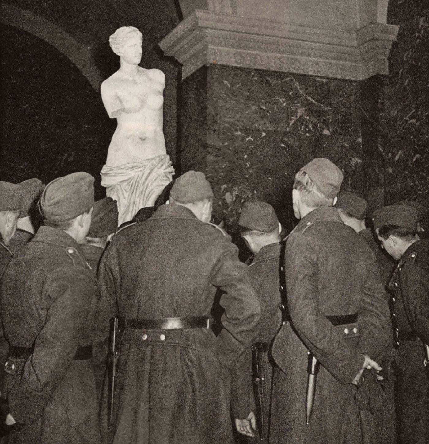 The Louvre reopened on German orders. German soldiers admire what they think is the Venus de Milo. It is a plaster replica.