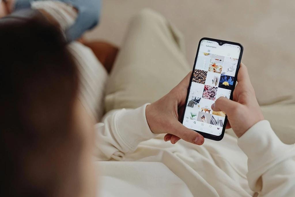 El scroll infinito en redes: experiencia que multiplica el riesgo de comprar por impulso