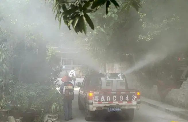 An official vehicle sprays disinfectants meant to sterilize and rid mosquitoes in Guangzhou City of Guangdong Province, China, in late September 2014. Dengue fever cases reached more than 10,743 in Guangdong by Sept. 28, 2014. (Screenshot/163.com) An official vehicle sprays disinfectants meant to sterilize and rid mosquitoes in Guangzhou City of Guangdong Province, China, in late September 2014. Dengue fever cases reached more than 10,743 in Guangdong by Sept. 28, 2014. (Screenshot/163.com)