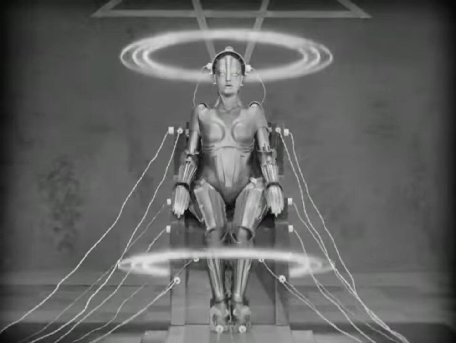 File:Maschinenmensch in a screen shot from the Metropolis film.jpg -  Wikipedia