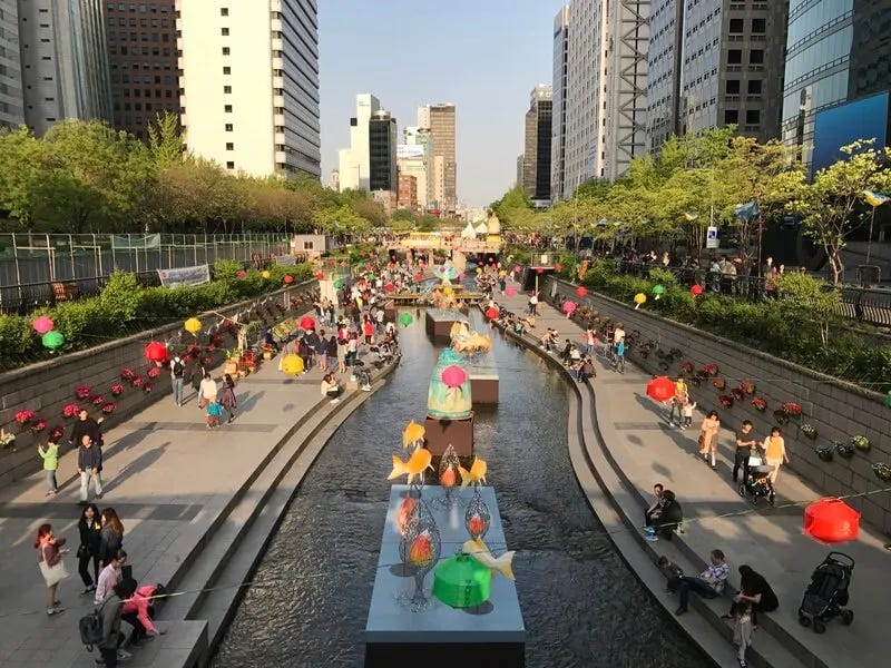 Cheonggyecheon tras su transformación en corredor verde