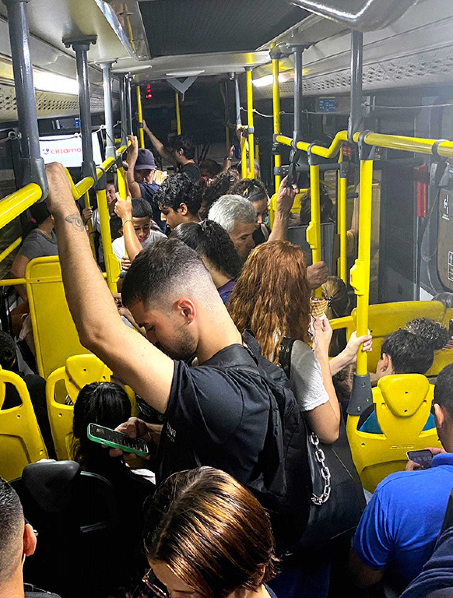 Ônibus superlotados
