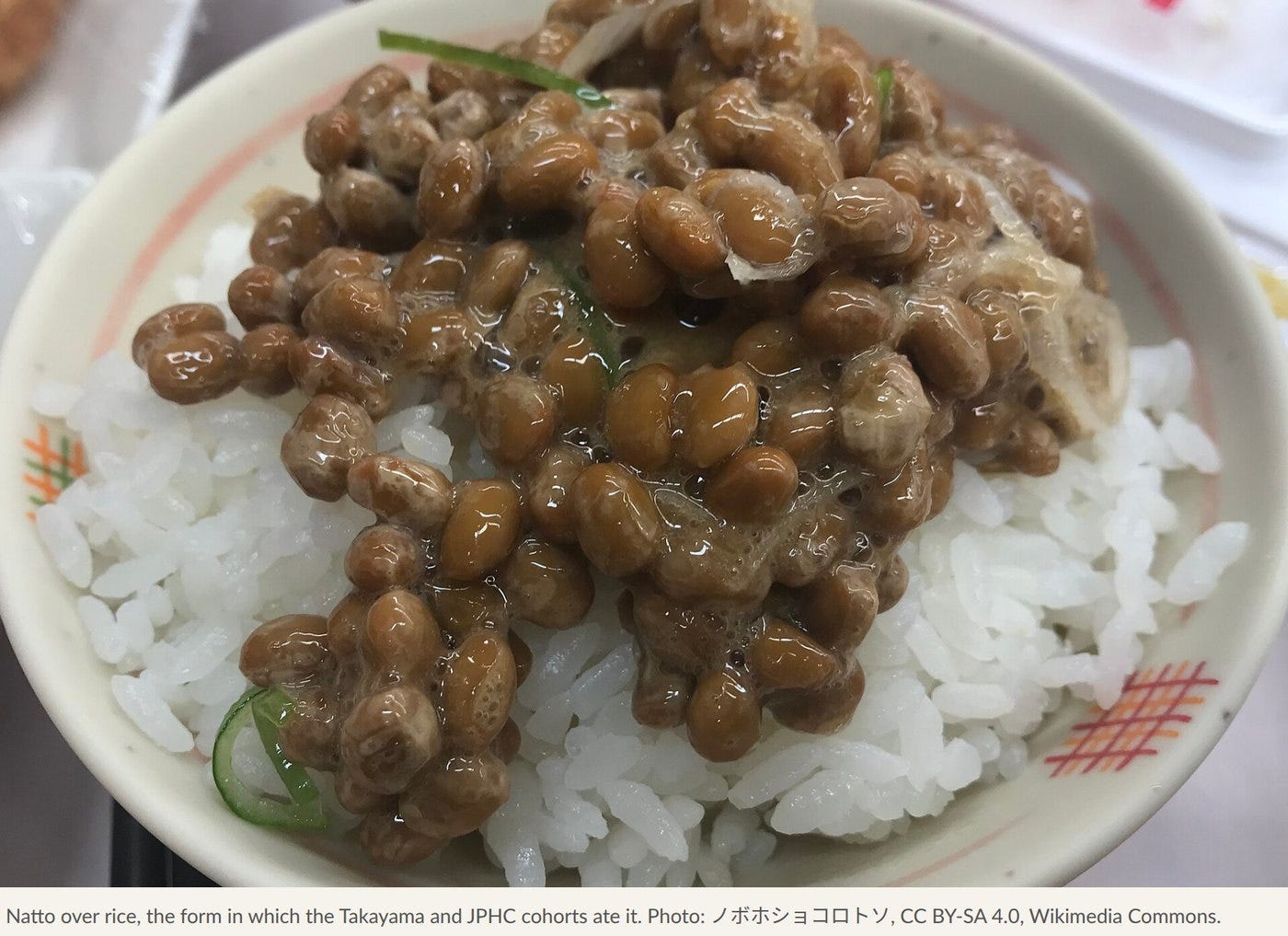 Natto over rice, the form in which the Takayama and JPHC cohorts ate it. Photo: ノボホショコロトソ, CC BY-SA 4.0, Wikimedia Commons.