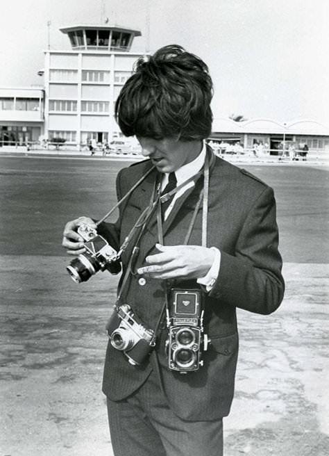 George Harrison with his Nikon F, Kodak Retina IIS and Rolleiflex :  r/AnalogCommunity