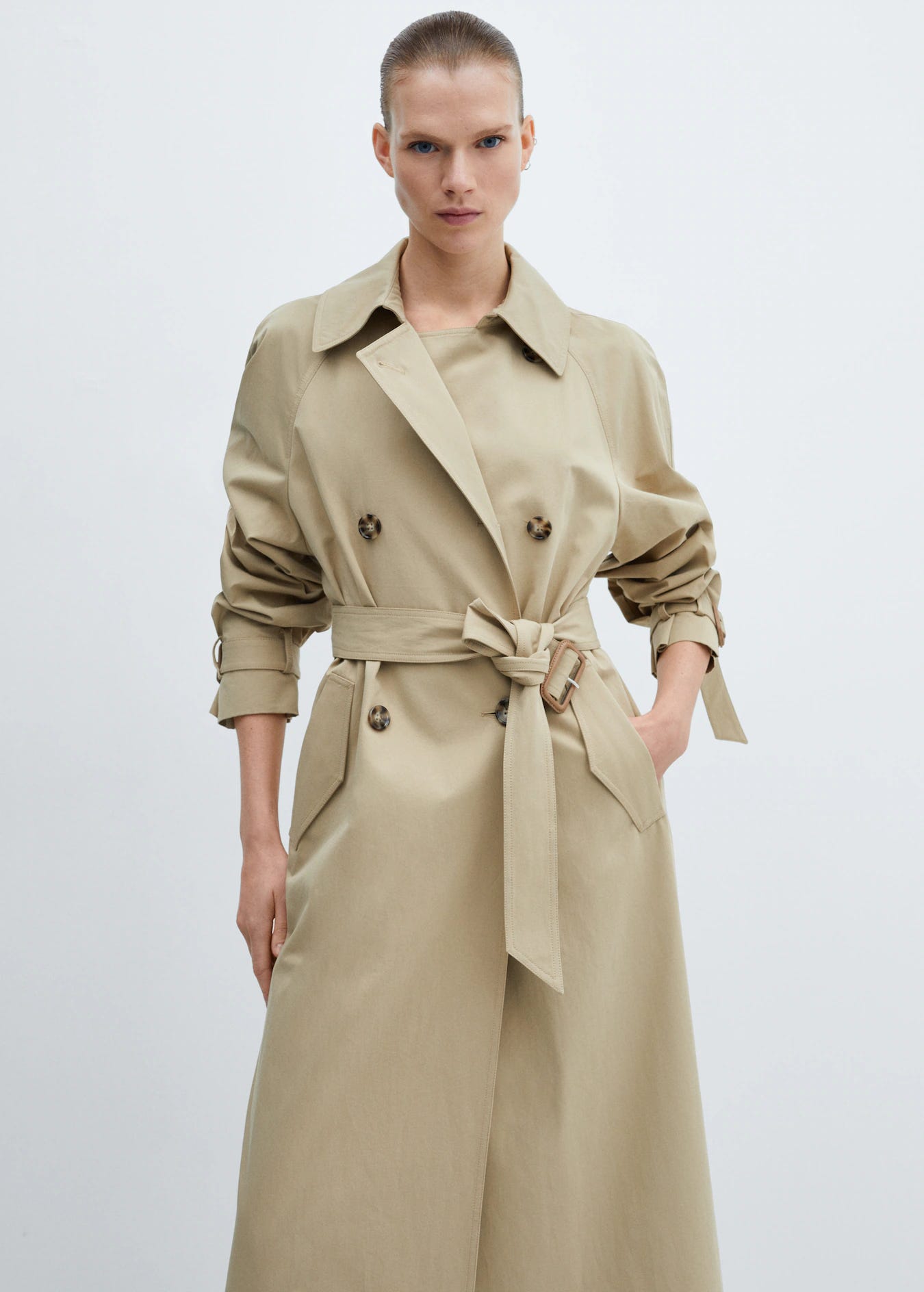 Trench Coat é uma peça indispensável no guarda-roupa nessa estação; saiba como usar