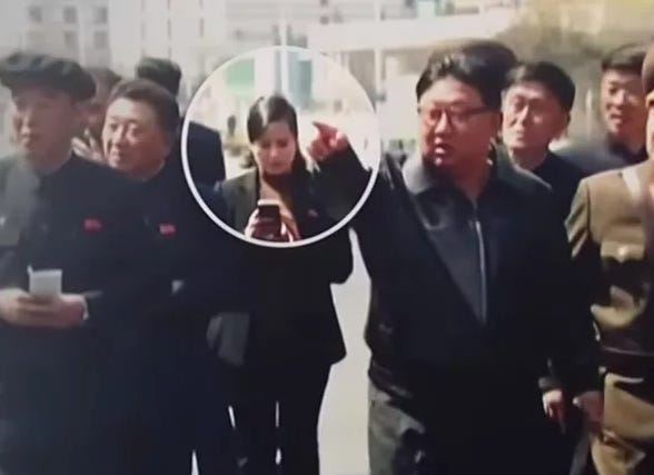 金正恩视察 一美女全程玩手机 原来是她…