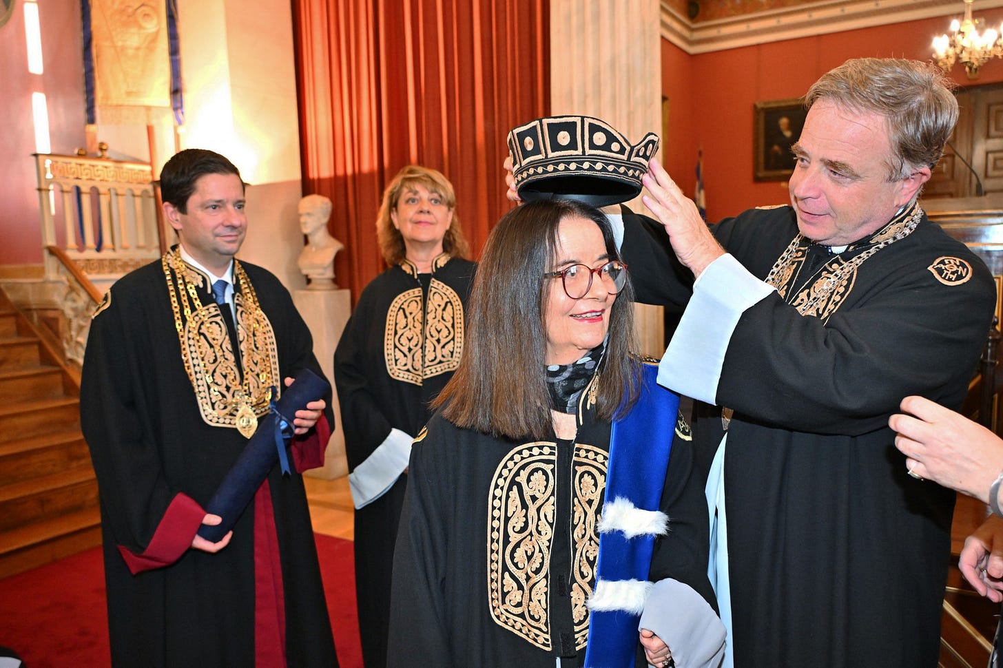 Tελετή αναγόρευσης της κυρίας Ελένης Καραΐνδρου, διακεκριμένης συνθέτριας, σε επίτιμη διδάκτορα | ΕΚΠΑ ΝΚUA