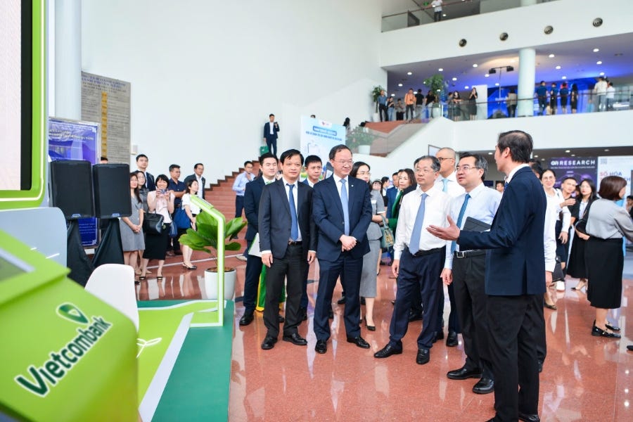 Ông Lê Quang Vinh - Tổng giám đốc Vietcombank (hàng đầu tiên, thứ 2 từ trái sang) cùng ông Nguyễn Thanh Nghị - UV BCH TW Đảng, Trưởng Ban Chính sách, chiến lược Trung ương (thứ 2 từ phải sang), ông Nguyễn Văn Quảng - UV BCH TW Đảng, Bí thư Thành ủy Đà Nẵng (thứ 3 từ phải sang) và đoàn đại biểu Ban Chính sách, chiến lược Trung ương thăm không gian triển lãm của Vietcombank. Ông Lê Quang Vinh - Tổng giám đốc Vietcombank (hàng đầu tiên, thứ 2 từ trái sang) cùng ông Nguyễn Thanh Nghị - UV BCH TW Đảng, Trưởng Ban Chính sách, chiến lược Trung ương (thứ 2 từ phải sang), ông Nguyễn Văn Quảng - UV BCH TW Đảng, Bí thư Thành ủy Đà Nẵng (thứ 3 từ phải sang) và đoàn đại biểu Ban Chính sách, chiến lược Trung ương thăm không gian triển lãm của Vietcombank.