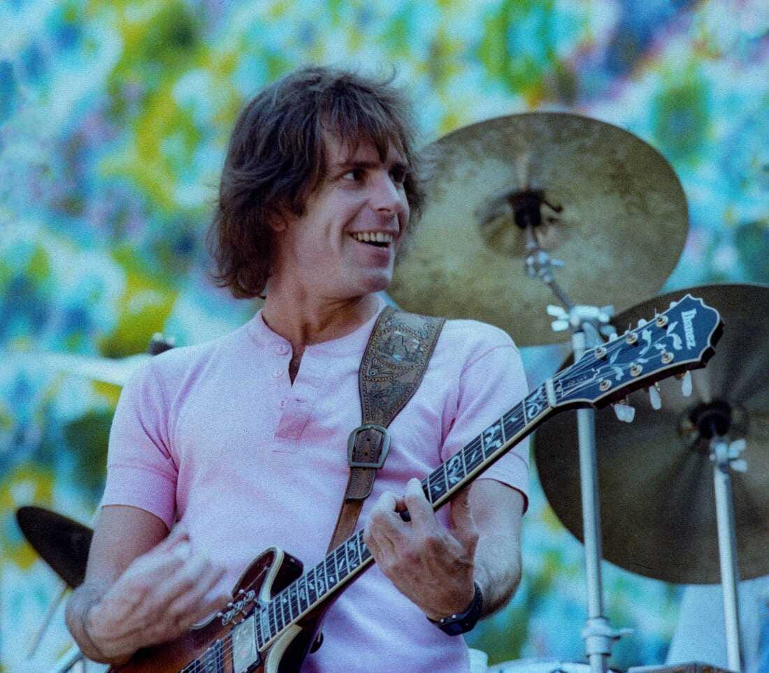bob weir chewing tobacco of American rock band The Grateful Dead, 4th April 1972. News Photo Cover story: How Bob Weir