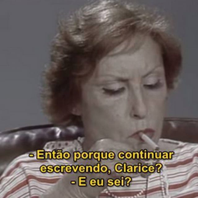 cena da entrevista com Clarice Lispector, acendendo um cigarro. Na legenda: - Então porque continuar escrevendo, Clarice? - E eu sei?