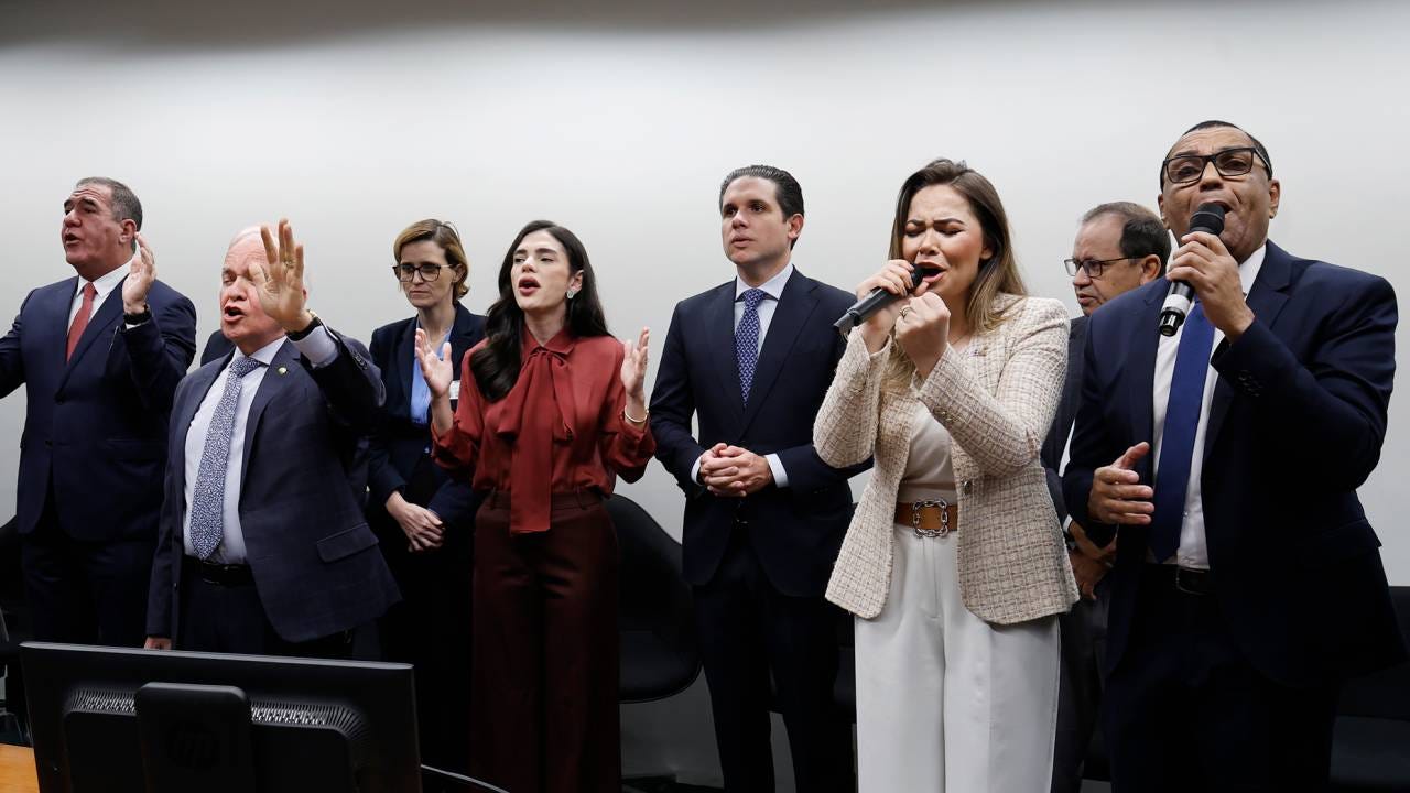 Presidente da Câmara, Hugo Motta (ao centro), participou de culto ecumênico na Casa organizado pelas frentes parlamentares católica e evangélica