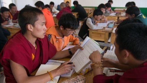 学校的孩子们在上课中 学校的孩子们在上课中