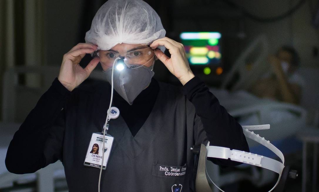 Dentista Denise Abranches trabalha na linha de frente da Covid no Hospital São Paulo. Foto: Edilson Dantas / Agência O Globo