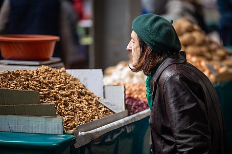 Această galerie se oprește asupra oamenilor din piață: vânzători, legumicultori, femei și bărbați pentru care taraba nu este doar loc de lucru, ci rezultatul unei munci duse luni întregi. Ridurile, privirile, gesturile și răbdarea lor spun o poveste despre efort, continuitate și legătura directă dintre pământ și oraș.