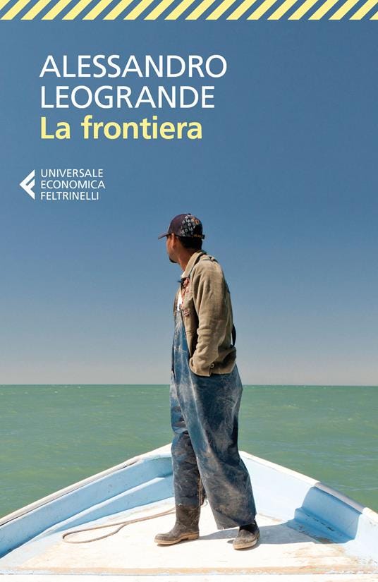 Copertina del libro "La frontiera": un uomo in piedi su una barchetta guarda il mare dietro di sé, sullo sfondo un cielo azzurro e sereno.