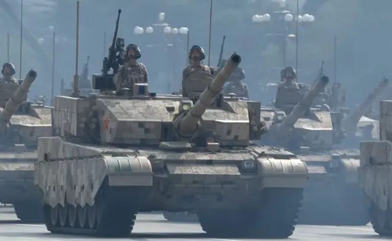 解放军新一代装甲装备99B、100坦克亮相。(央视截图) 解放军新一代装甲装备99B、100坦克亮相。(央视截图)