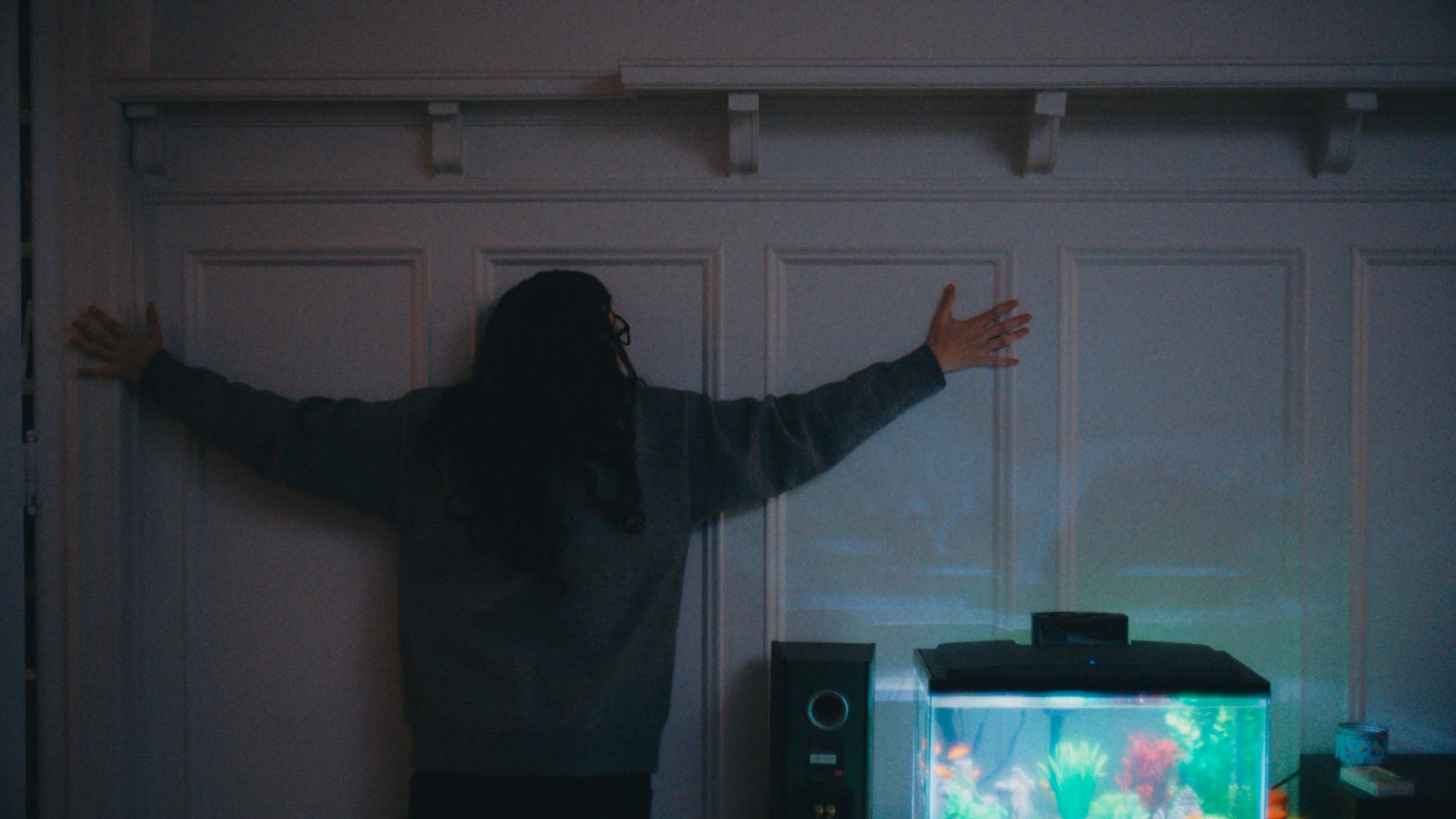 Thea hugging the wall in a still from Troy