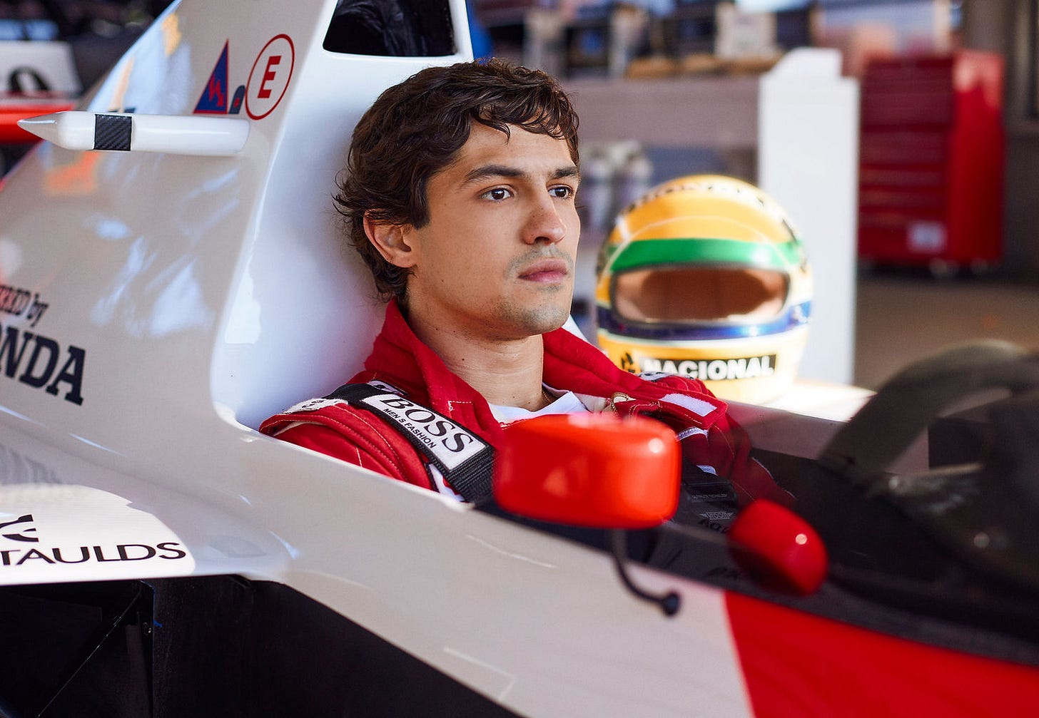 Skuespilleren Gabriel Leone, som spiller Ayrton Senna i Netflix-serien Senna (2024)