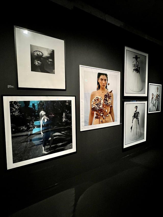 r/lorde - This photo of Lorde from Vogue US is at an exposition in the Musée des Arts Decoratifs, which is in a wing of the Louvre. It’s part of an exhibition of designer Elsa Schiaparelli.